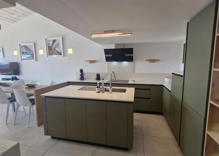 Апартаменти 3 Pieces Avec Terrasse Vue Mer, Piscine Et Parking A Sainte-maxime - Fr-1-780-96