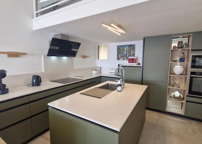 3 Pieces Avec Terrasse Vue Mer, Piscine Et Parking A Sainte-maxime - Fr-1-780-96 Сент-Максім