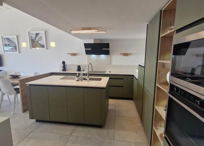 3 Pieces Avec Terrasse Vue Mer, Piscine Et Parking A Sainte-maxime - Fr-1-780-96 *