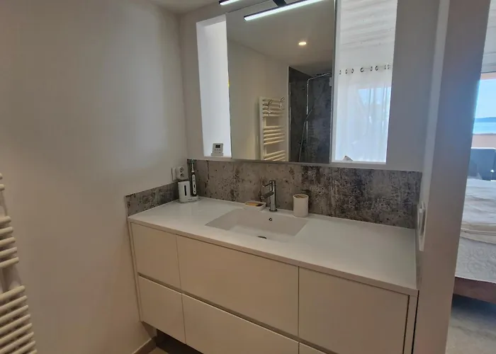 3 Pieces Avec Terrasse Vue Mer, Piscine Et Parking A Sainte-maxime - Fr-1-780-96 Апартаменти