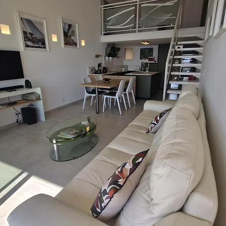 3 Pieces Avec Terrasse Vue Mer, Piscine Et Parking A Sainte-maxime - Fr-1-780-96 *