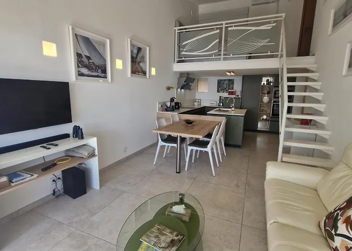 3 Pieces Avec Terrasse Vue Mer, Piscine Et Parking A Sainte-maxime - Fr-1-780-96 *