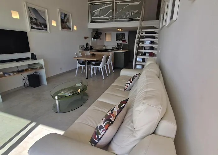 3 Pieces Avec Terrasse Vue Mer, Piscine Et Parking A Sainte-maxime - Fr-1-780-96 *