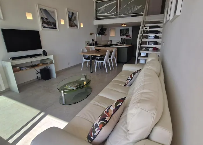 3 Pieces Avec Terrasse Vue Mer, Piscine Et Parking A Sainte-maxime - Fr-1-780-96 *