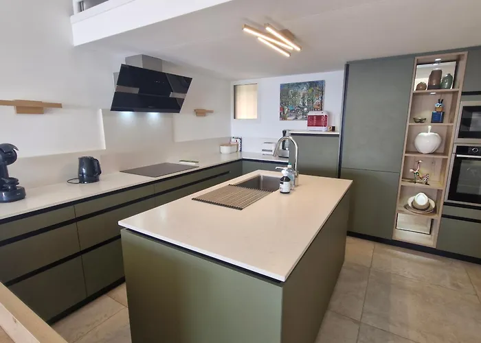 3 Pieces Avec Terrasse Vue Mer, Piscine Et Parking A Sainte-maxime - Fr-1-780-96 * 圣马克西姆