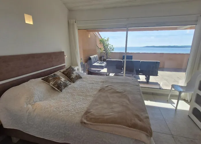 3 Pieces Avec Terrasse Vue Mer, Piscine Et Parking A Sainte-maxime - Fr-1-780-96 * 圣马克西姆