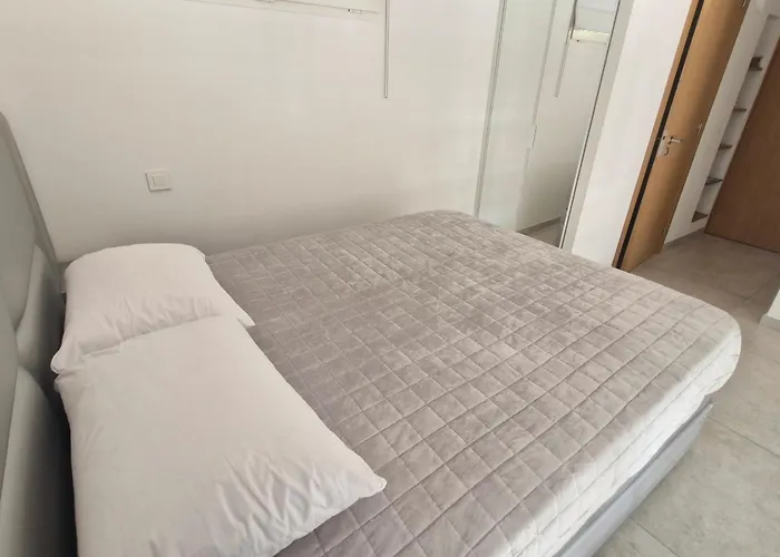 3 Pieces Avec Terrasse Vue Mer, Piscine Et Parking A Sainte-maxime - Fr-1-780-96 * サント・マキシム