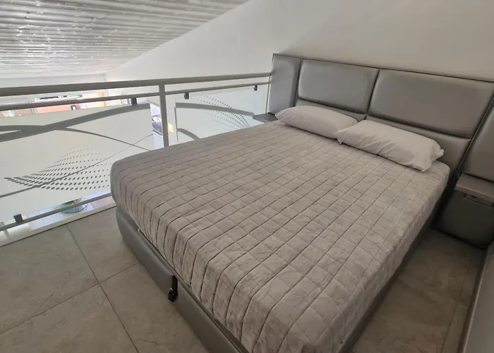 3 Pieces Avec Terrasse Vue Mer, Piscine Et Parking A Sainte-maxime - Fr-1-780-96 *