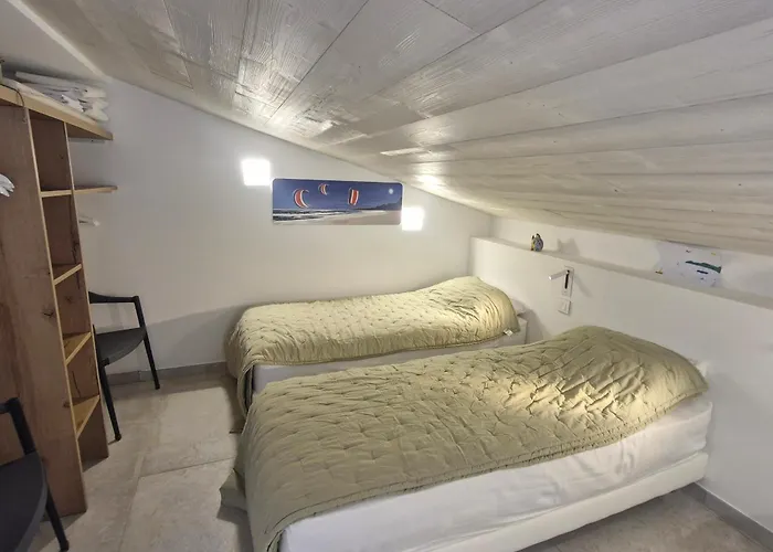 3 Pieces Avec Terrasse Vue Mer, Piscine Et Parking A Sainte-maxime - Fr-1-780-96 *